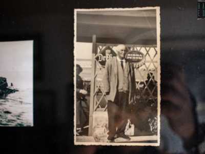 �Si tratta di mio nonno � ci spiega l�uomo -. Fu lui, dopo una vita passata a vendere pesce, ad avere l�intuizione di aprire una trattoria sul mare�